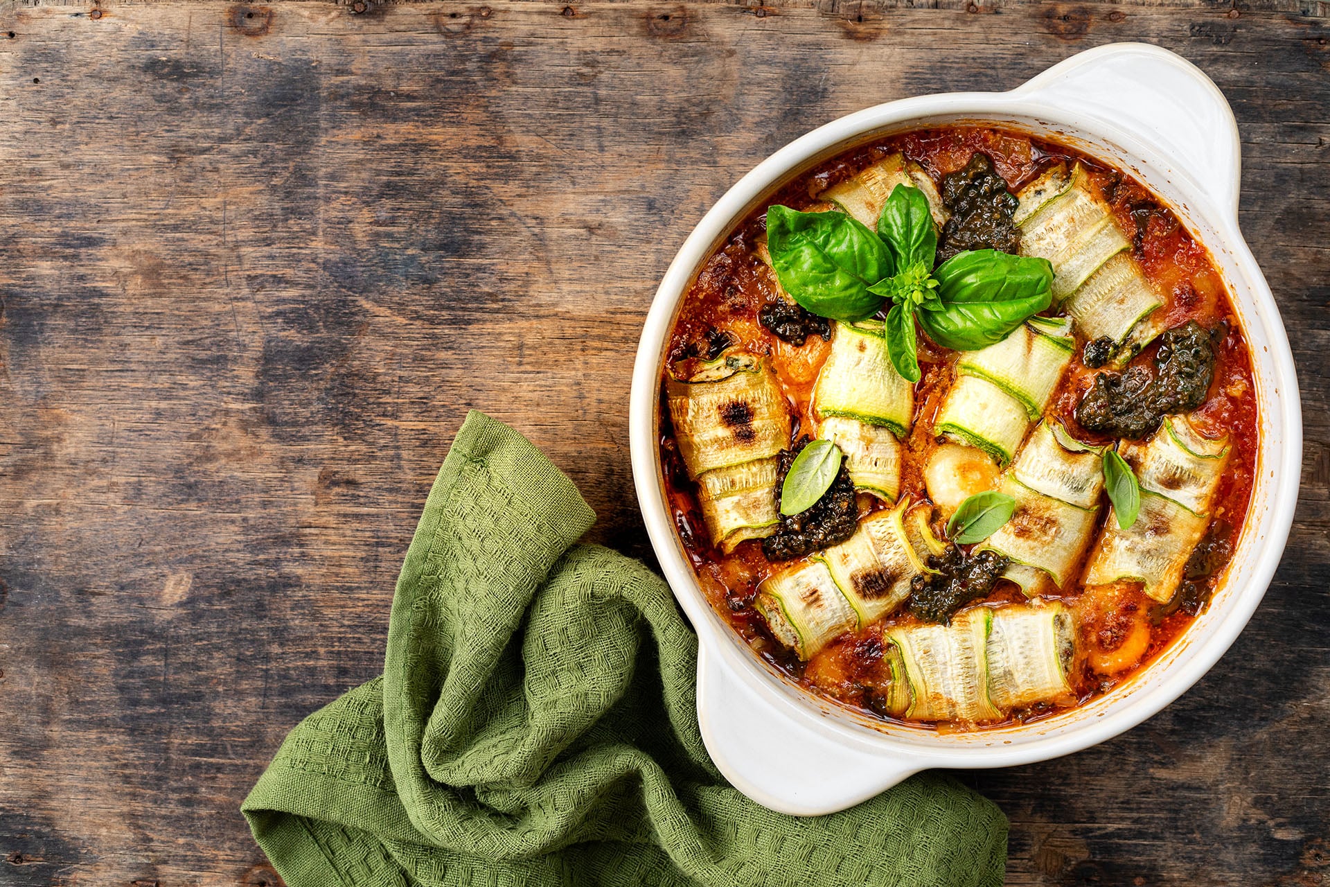 Vegane Zucchini-Lasagne-Röllchen gefüllt mit Ricotta, gebacken in ...